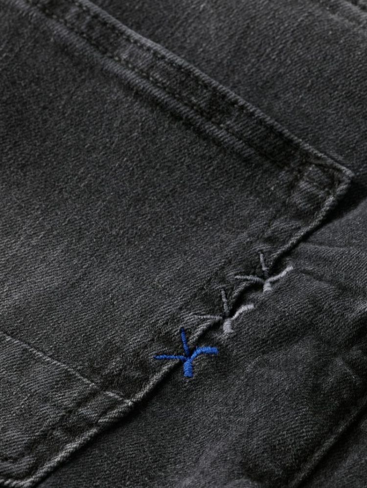 179098 001 black